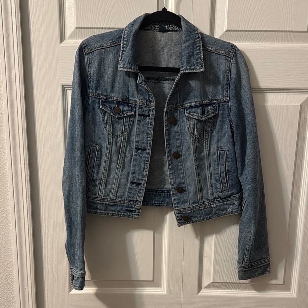 American Eagle distressed Blue Jean Jacket Classic Style women's /girls Medium